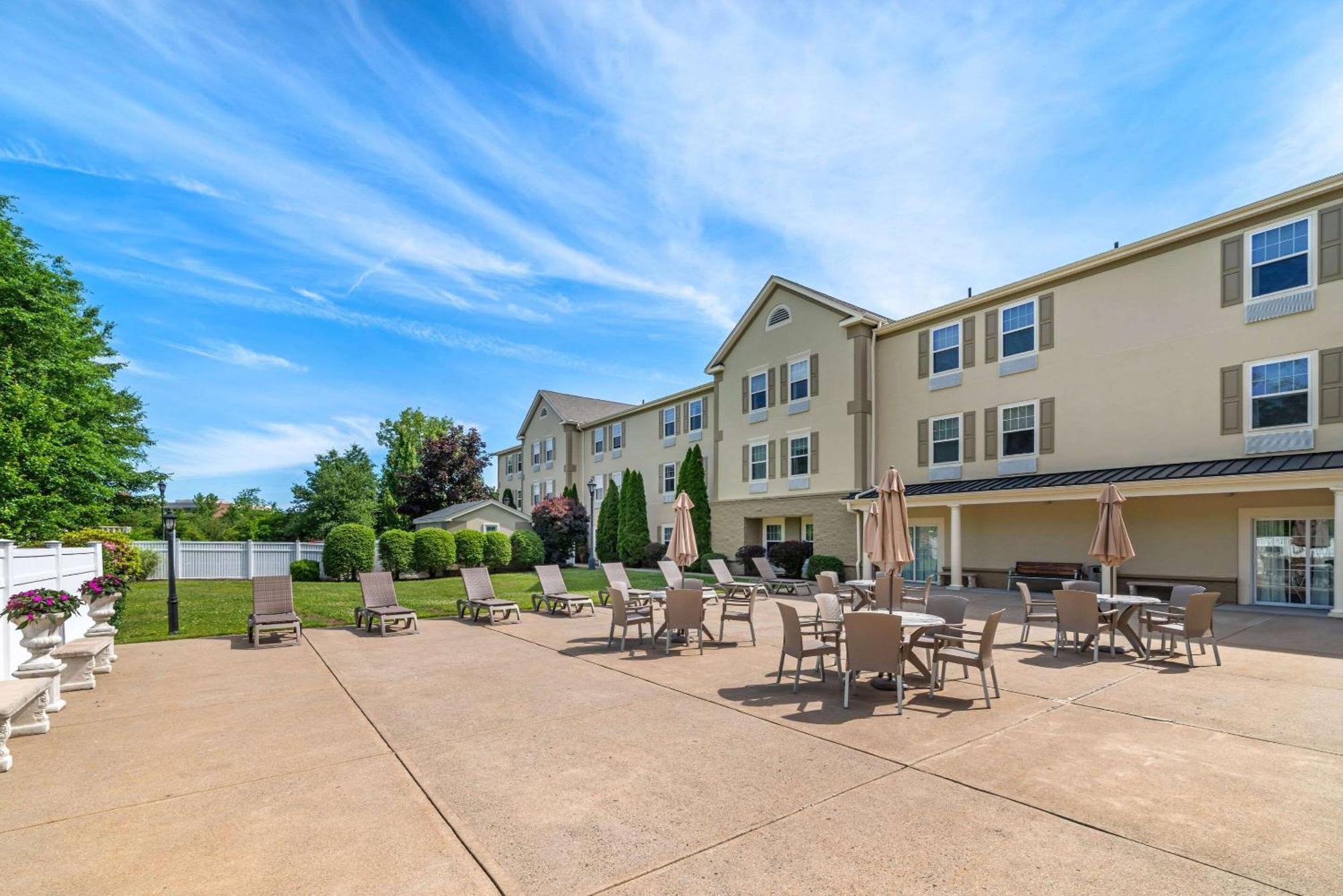 Comfort Inn & Suites Hadley Exterior photo