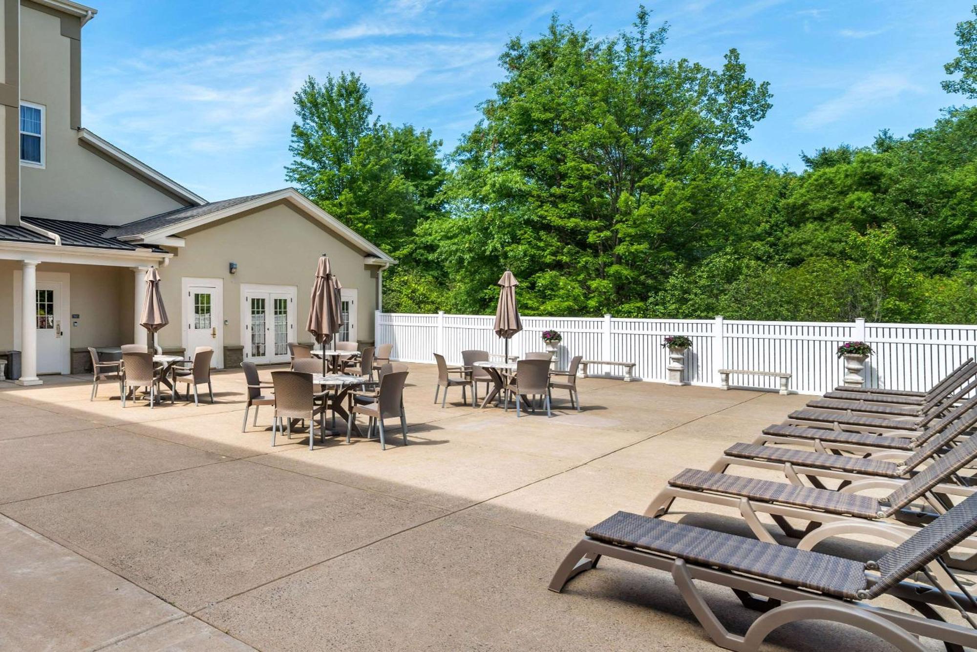 Comfort Inn & Suites Hadley Exterior photo